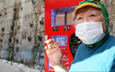 À 77 ans elle vit dans un distributeur automatique